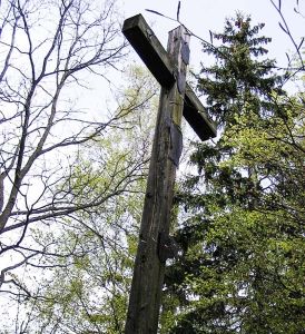 Jugów, Nowa Ruda; resztki blaszanej postaci (fot. 2002)