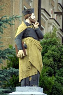 Św. Jan Sarkander z ul. Mickiewicza. Fotografia z 2002 r. gdy rzeźba była pomalowana