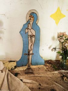 Biała; Matka Boska z blachy z drugiego krzyża w kapliczce domkowej (fot. 2025)