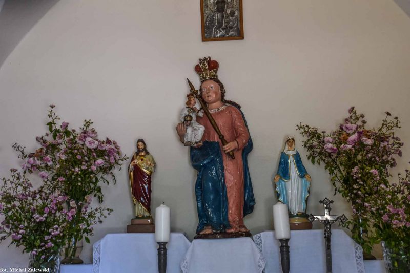 Plik:Mysłaków kapliczka domkowa.jpg