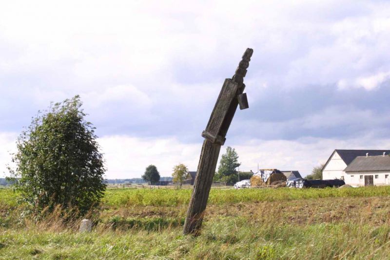 Plik:Dudy Puszczańskie, kapliczka słupowa.jpeg