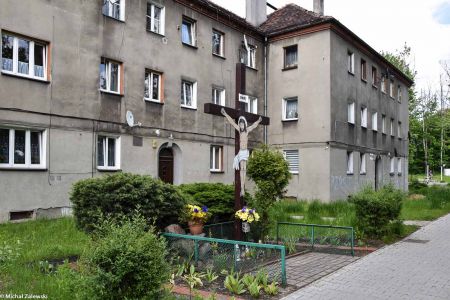 Krzyż przydrożny z Chrystusem z blachy, Ligota Zabrska