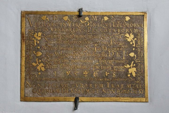 Na wschodniej ścianie południowej kruchty (na prawo do wejścia z zewnątrz) tablica inskrypcyjna dotycząca zarazy w 1568 r. Autorem treści był kartograf, nauczyciel w Gimnazjum Marii Magdaleny Martin Helwig, a inskrypcję wykonał Bonaventura Rösler nauczyciel w Gimnazjum Elżbietańskim, ceniony twórca inskrypcji w kamieniu i brązie. Opis i tłumaczenie w artykule Inskrypcja o zarazie w 1568 r.