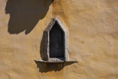 Kowary, pow. karkonoski; zachodnia ściana kościoła Imienia NMP; obiekt wzmiankowany nieraz jako głowica kapliczki