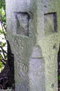 3. Tron Łaski w Lesicy, cokół, fot. 2001.