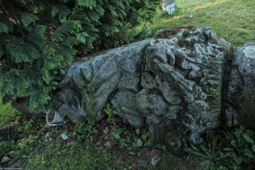 6. Kapitel (koryncki) i zwieńczenie - rzeźba Trójcy Świętej (fot. 2013)