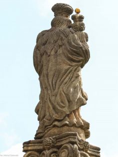 Matka Boska z Dzieciątkiem (Immaculata) na kolumnie maryjnej w Mladkowie.