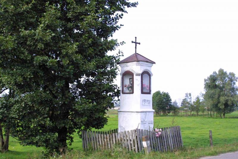 Plik:Przytuły kapliczka murowana.jpeg