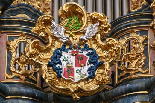 Herb w centrum balustrady prospektu organowego w farze elżbietańskiej. Umieszczony tam w związku ze sfinansowaniem dekoracji malarskiej i pozłotniczej prospektu przez Christiana Gottlieba Riemer von Riemberg (1692-1762).