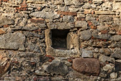 Śmiałowice, pow. świdnicki; fragment głowicy kapliczki słupowej?