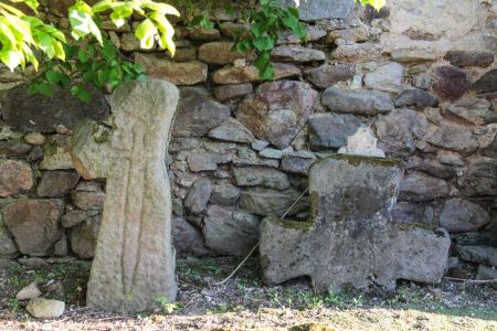 Mściszów, pow. lubański, gm. Lubań; dwa kamienne krzyże; krzyż z lewej z rytem miecza