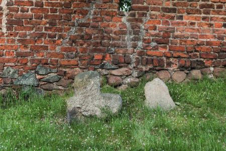 Wilczków, pow. wrocławski, gm. Żórawina; dwa kamienne krzyże przed obronnym murem cmentarza kościelnego kościoła Wniebowzięcia NMP
