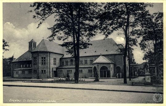 Kościół św. Piotra Kanizjusza po rozbudowie w 1937 r.; z prawej widoczna figura św. Jana Nepomucena