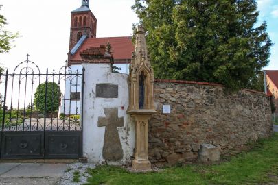 Śmiałowice, pow. świdnicki; gotyckie sakramentarium jako kapliczka przed kościelną bramą