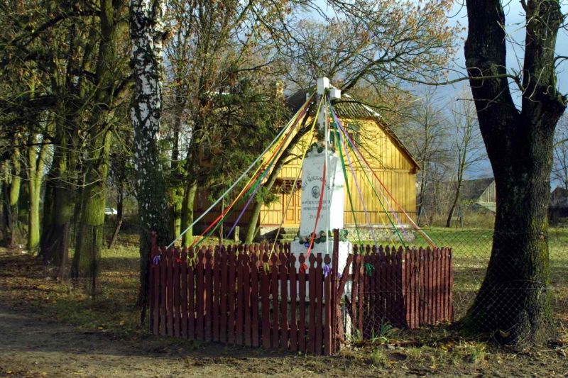 Plik:Rząśnik krzyż murowany.jpeg