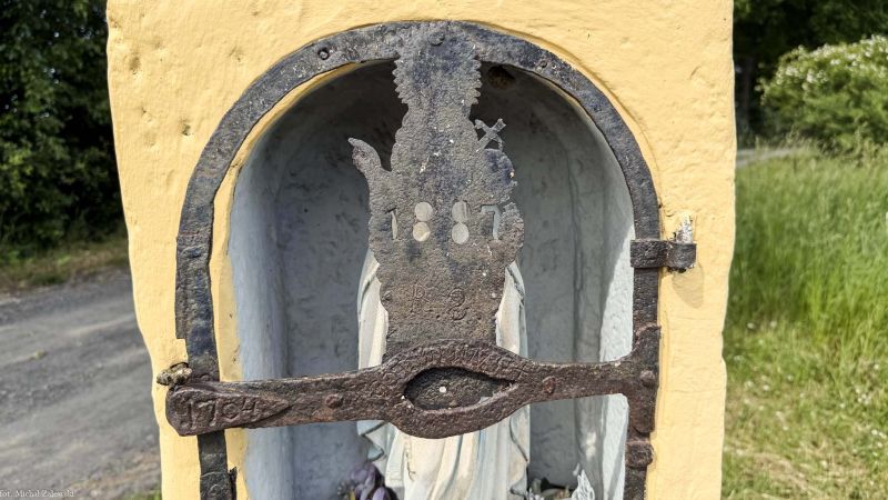 Plik:Żuków kapliczka 2025 b.jpg