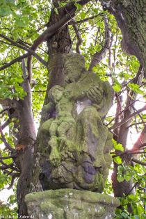 Zwieńczenie figury z 1677 r. w Lesicy (fot. 2001).