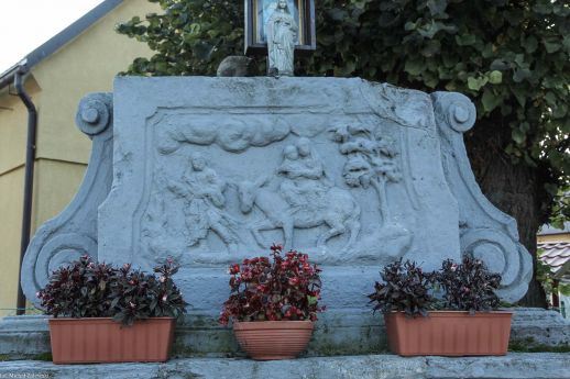 4. "Ucieczka do Egiptu" - płaskorzeźba na cokole (fot. 2013).