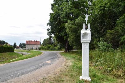 Kamienna kapliczka przydrożna w Olesznej Podgórskiej