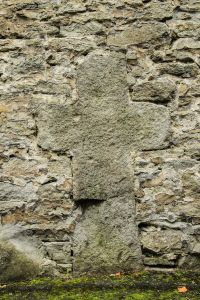 Węgry, pow. wrocławski, gm. Żórawina; 1 krzyż w murze