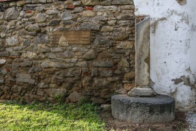 Śmiałowice, pow. świdnicki; trzon kamiennej kapliczki z 1764 r.