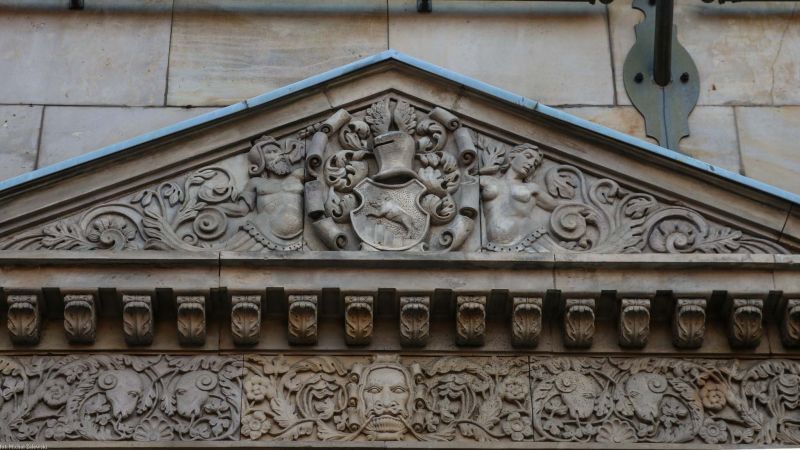 Plik:Beer Rynek 19 tympanon.jpg