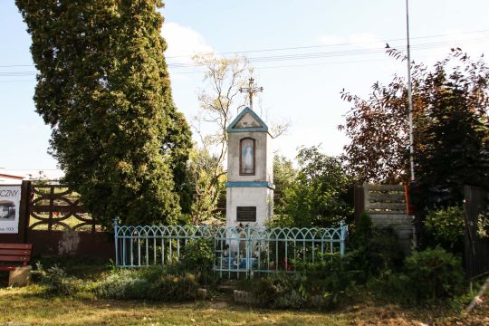 Kalina, pow. gnieźnieński; kapliczka wnękowa z inskrypcją ku czci pomordowanych 10 IX września 1939 r. w Kalinie