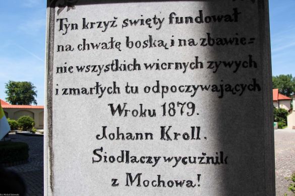 Mochów, woj. opolskie, pow. prudnicki; inskrypcja na krzyżu przy kościele