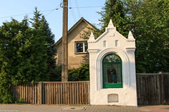 Neogotycka kapliczka wnękowa