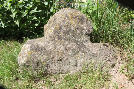 Mieszkowice, pow. prudnicki, gm. Prudnik; krzyż z piaskowca z fragmentem rytu miecza; widoczny ryt daty 1837 (data renowacji?)