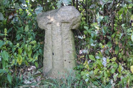 Jasłówek, pow. ząbkowicki, gm. Ziębice; kamienny krzyż z rytem krzyża