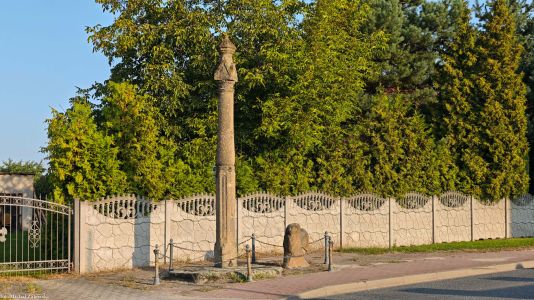 Rogów Sobócki, pow. wrocławski, gm. Sobótka; kamienny krzyż z dolną aureolą; pręgierz