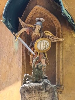 Augsburg, Szawbia, Niemcy; Archanioł Michał na domu (Hausfigur) w dzielnicy socjalnej Fuggerei, wybudowanej przez Jakoba Fuggera w 1524 r.