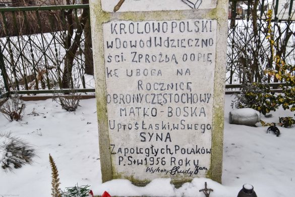 Gniewomirowice, pow. legnicki; figura z inskrypcją związaną z 300. rocznicą obrony Częstochowy