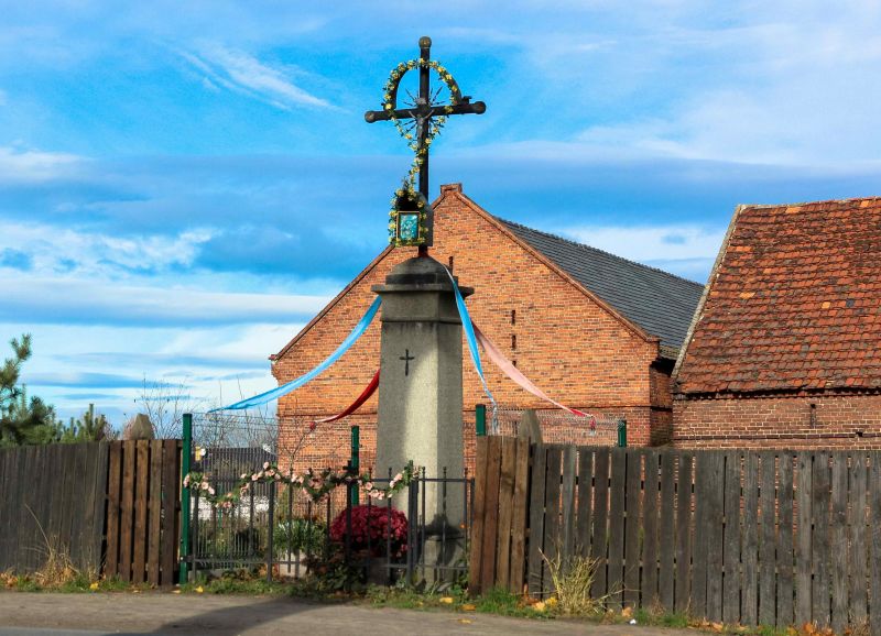 Plik:Nadolice Wielkie krzyż.jpeg