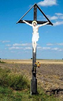 Drewniany krzyż przydrożny w Pełcznicy
