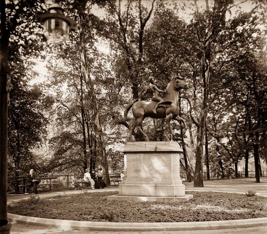 Amor na Pegazie. Pomnik odsłonięty w 1914 r. na Promenadzie Staromiejskiej. Wcześniej w Pawilonie Związku Artystów Śląskich na Wystawie Stulecia organizowanej w 1913 na terenach wystawowych wokół Hali Stulecia (fot. ok. 1920).
