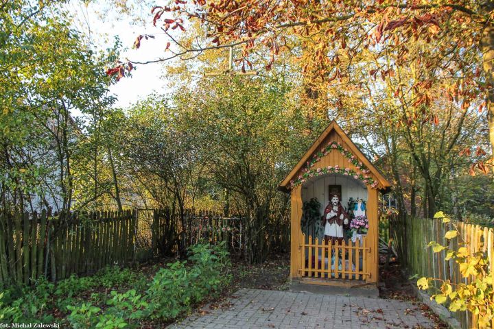 Drewniana kapliczka domkowa, Przypisówka