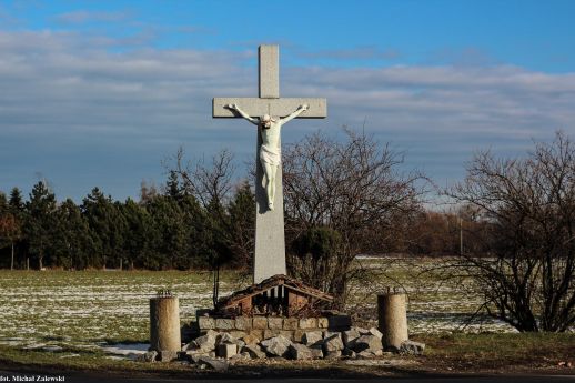 Nowy krzyż przydrożny w Pełcznicy, wyjazd na Kąty Wrocławskie