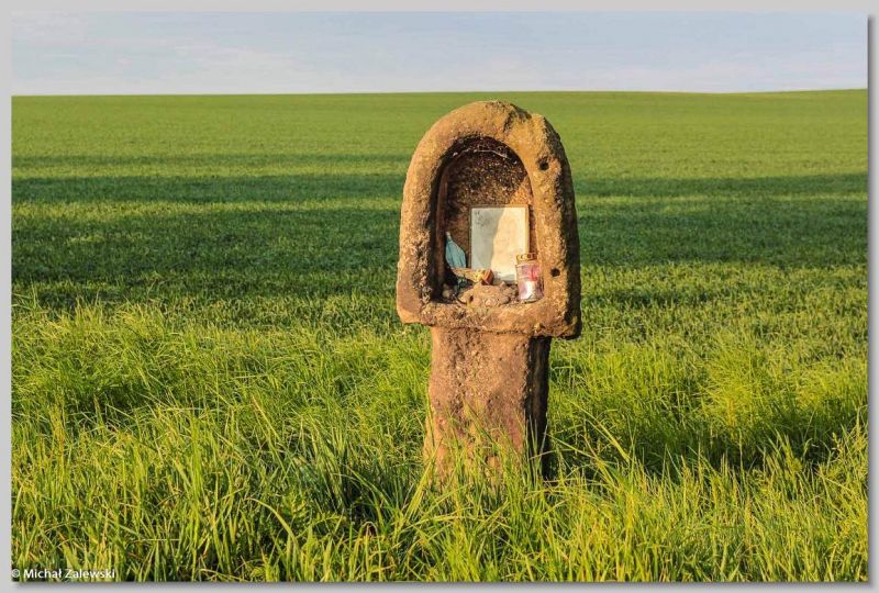 Plik:Studnica kapliczka kamienna.jpg