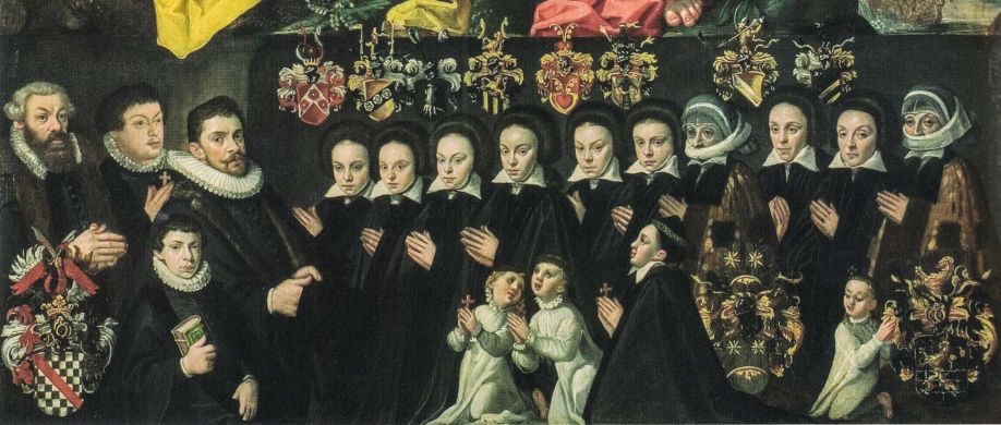 Peter Haunold (1522-1585) i rodzina. Z lewej Peter, a przed nim synowie: nieznany z imienia dorosły przedstawiony jako zmarły, Peter młodszy (1577-1613) przedstawiony jako jedenastolatek i dorosły już Johann (1557-1617). Pierwsza z prawej to Ursula z d. Lindner (zm. 1552), pod nią jej herb rodowy, żona Petra od 1547 r. Przed nią córki: Ursula (1549-1604), od 1574 żona Matthiasa Mittelstrassa, Anna (1552-1589), od 1574 r. żona Johanna Artzata - nad nimi odpowiednio herby mężów - i u nóg matki nieznana z imienia córka zmarła w dzieciństwie. Z kolei druga żona Petera Martha z d. von Holtz (zm. 1582), pod nią rodowy herb. Przed nią sześć zamężnych córek: Martha (1555-1630), od 1577 żona Hansa Pausewanga; Katharina (1558-1596), od 1584 żona Tilemanna Hertwiga; Magdalena (1562-1626), od 1583 żona Paula Hergotta; Susanna (1566-1621), od 1586 żona Hansa von Rohn; Barbara (1570-1602), od 1588 żona Bartholomäusa Herbsta; Maria (1571-1604), od 1588 żona Nicolausa Thiele - nad nimi odpowiednio herby mężów. Niżej trzy nieznane córki zmarłe w dzieciństwie i młodości.