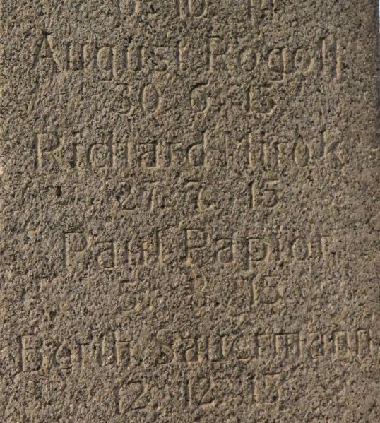 Plik:Nadolice Wielkie fragment pomnika.jpeg