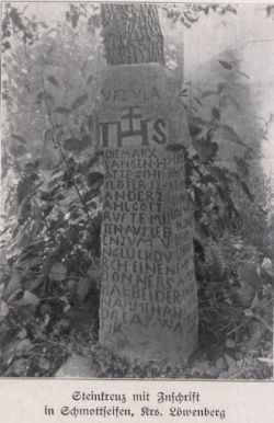 Pławna Dolna, krzyż kamienny