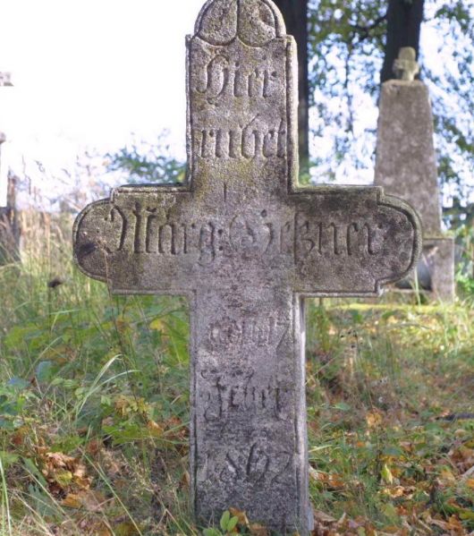 Plik:Podlesie krzyż na cmentarzu.jpeg