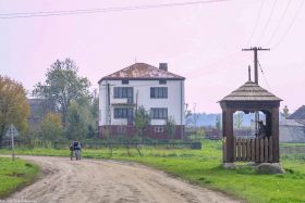 Brogowa kapliczka ze św. Janem Nepomucenem w Tarnowie gm. Miastkowo