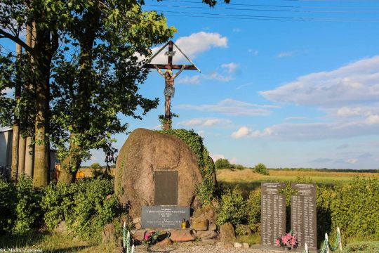 Chrystus z blachy na na krzyżu, Kriegerdenkmal w Raszowej