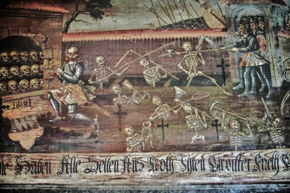 Rycerz na cmentarzu; malowidło ścienne z 1691 r. w kaplicy cmentarnej obok kościoła św. Jana Chrzciciela i Świętego Krzyża w Westerndorf, Rosenheim; podobnie jak w Kołobrzegu zmarli indywidualizowani są przez narzędzia używane przez nich za życia