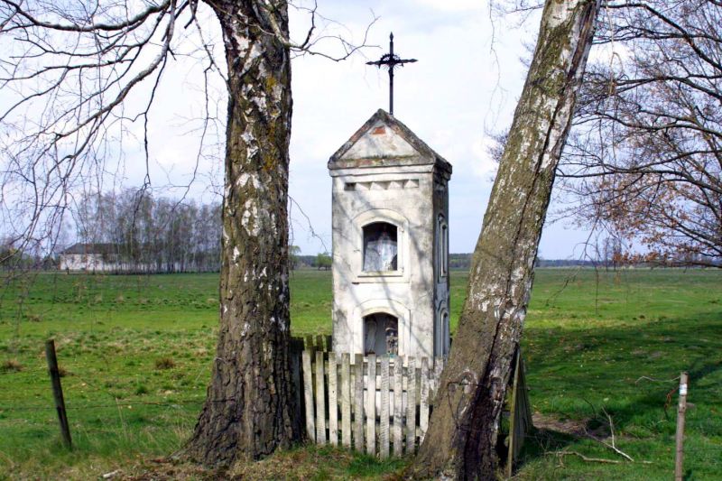 Plik:Małowidz, kapliczka wnękowa.jpeg