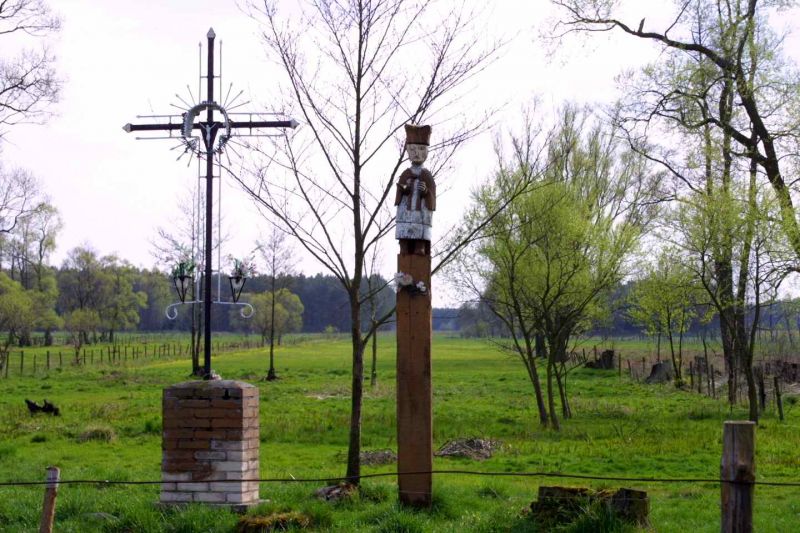 Plik:Budki, Nepomuk, krzyż.jpeg