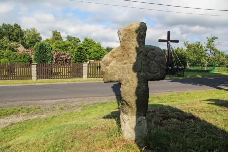 Lutynka, pow. żagański, gm. Wymiarki; krzyż z prawej na poprzednim zdjęciu; data 1418 została wyryta wtórnie, prawdopodobnie w związku z pojawieniem się w 1898 r. wcześniej przedstawionej "hipotezy".